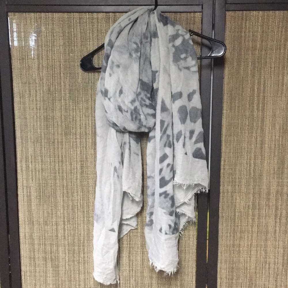 🥳 Floral gray fashion scarf - Picture 2 of 4